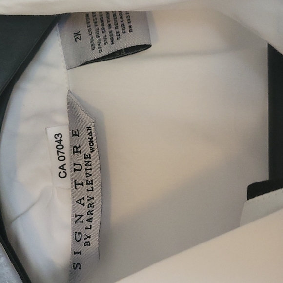 Signature size 2X white blouse - Picture 2 of 4